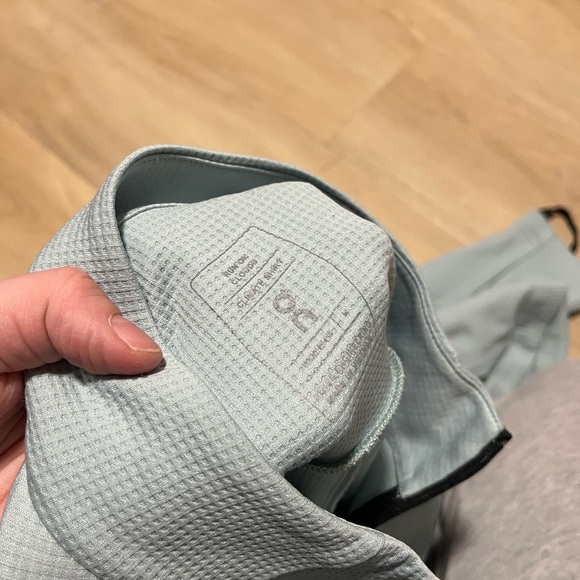 On Cloud Climate Shirt: Cold Weather Women's Running Shirt Blue Medium - Picture 4 of 9